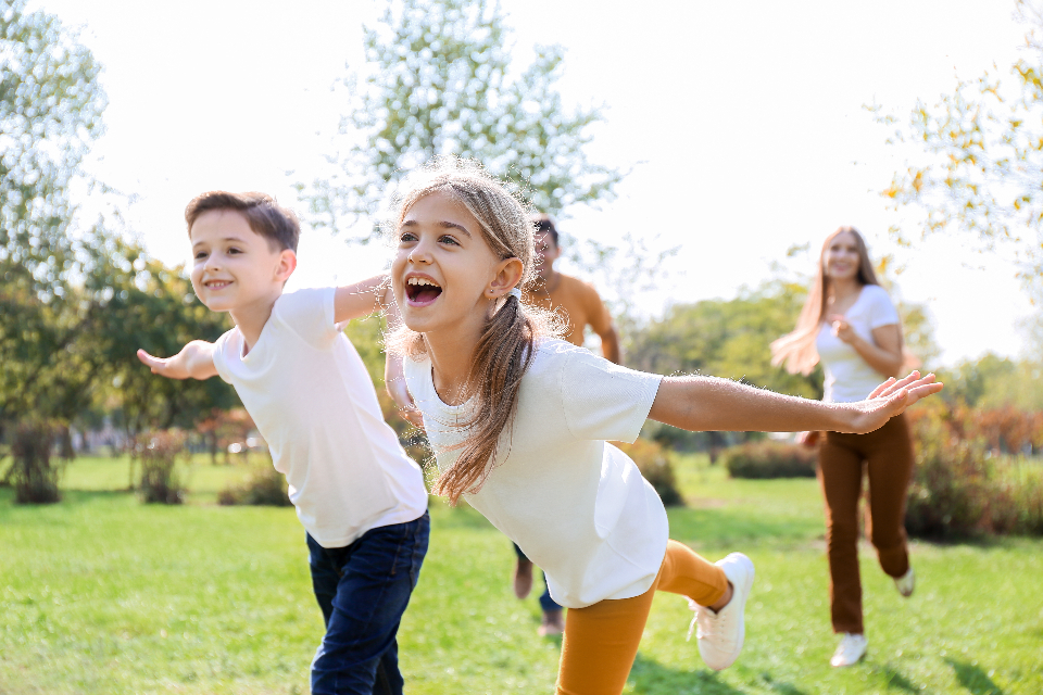 Enfants qui jouent en courant dans un parc